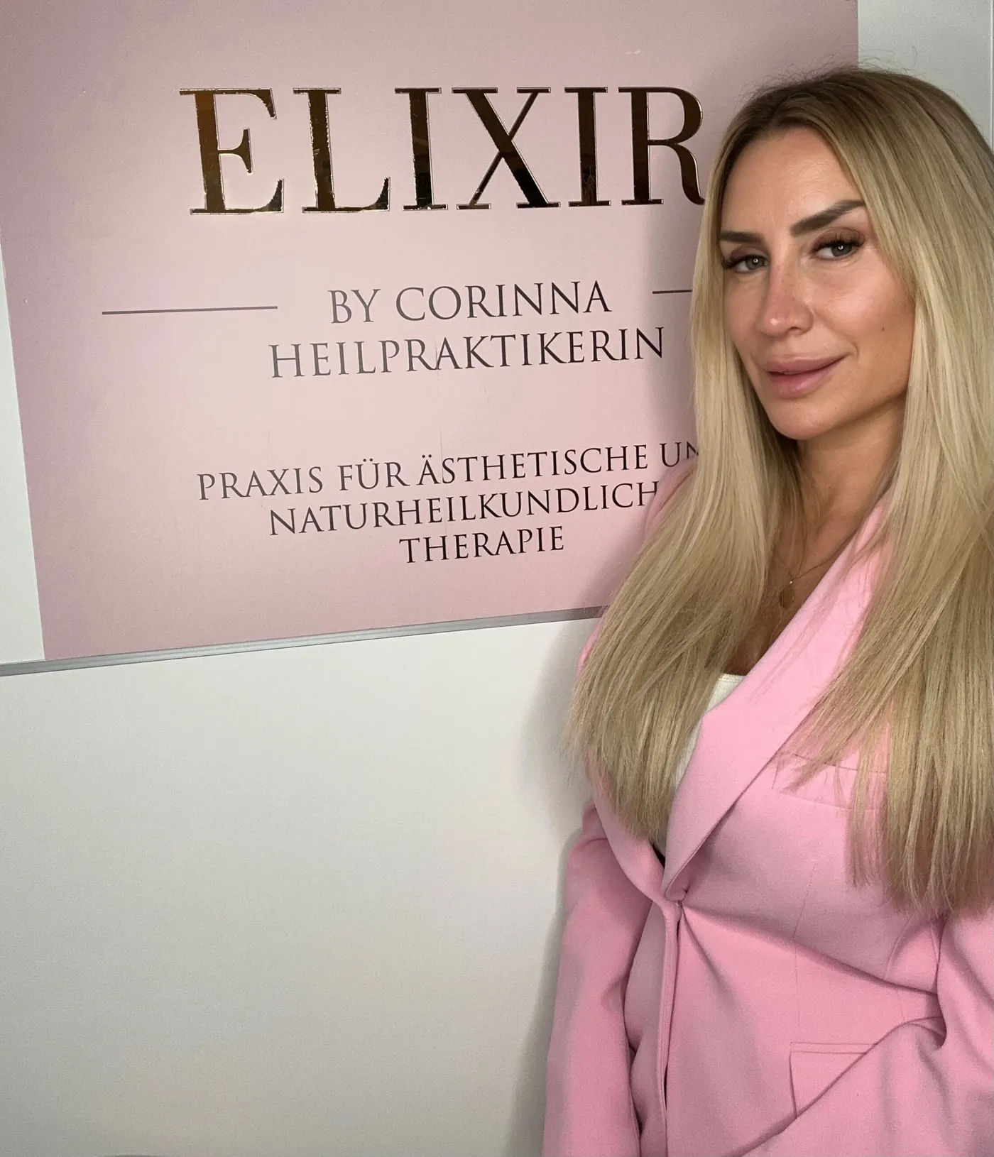Heilpraktikerin Corinna Bremser in ihrer Praxis Elixir by Corinna in Köln