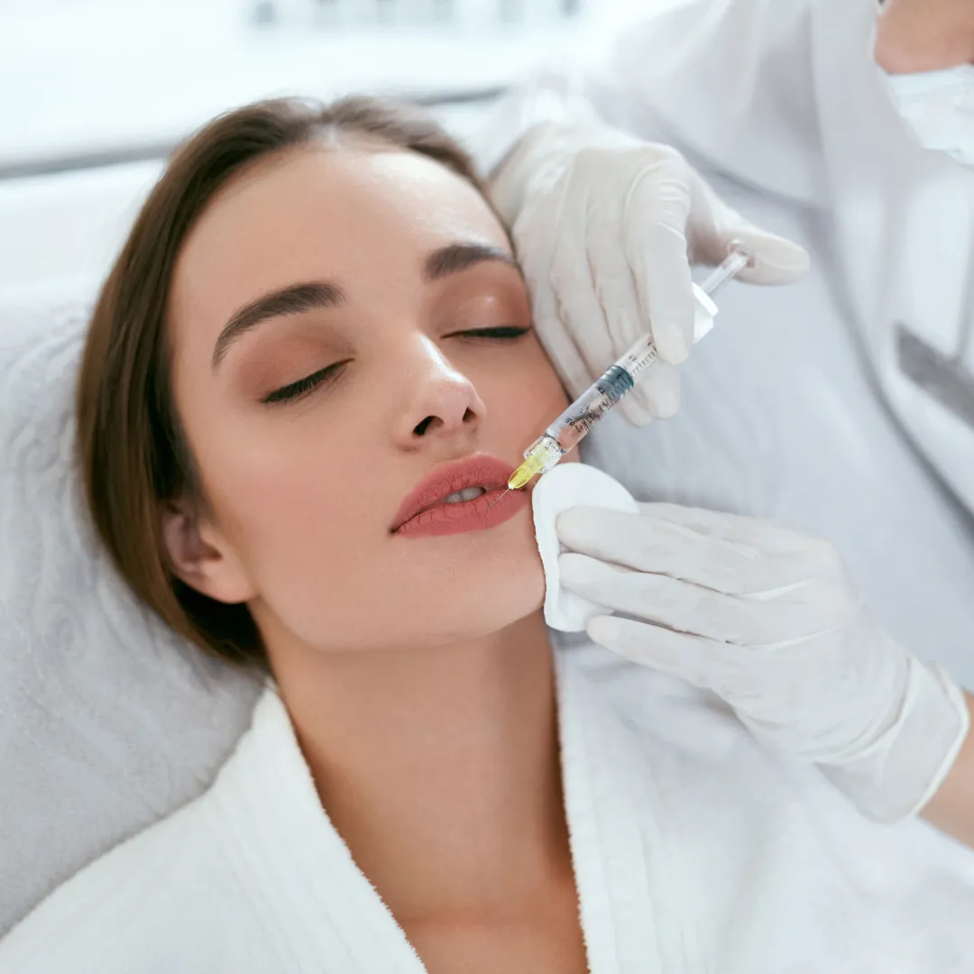 Behandlung der Lippen mit Hyaluronsäure in ruhiger Praxisatmosphäre