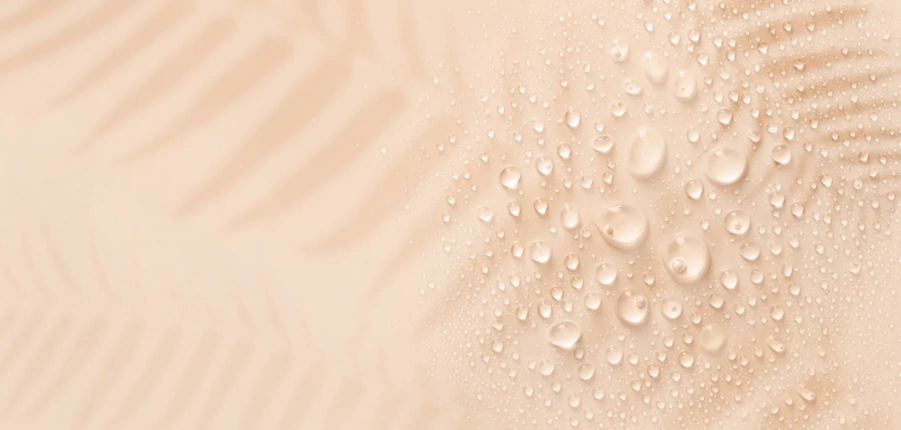 Feine Wassertropfen auf zartem, hellem Hintergrund